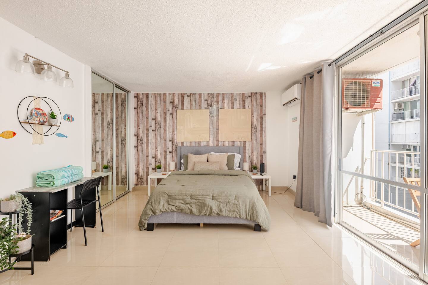 Dormitorio con cama recién preparada y balcón